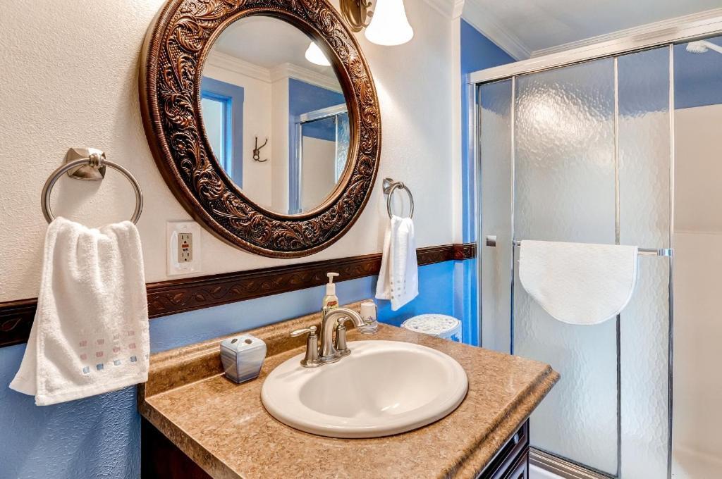 Astoria Painted Lady Historic Apt With River View! Ngoại thất bức ảnh