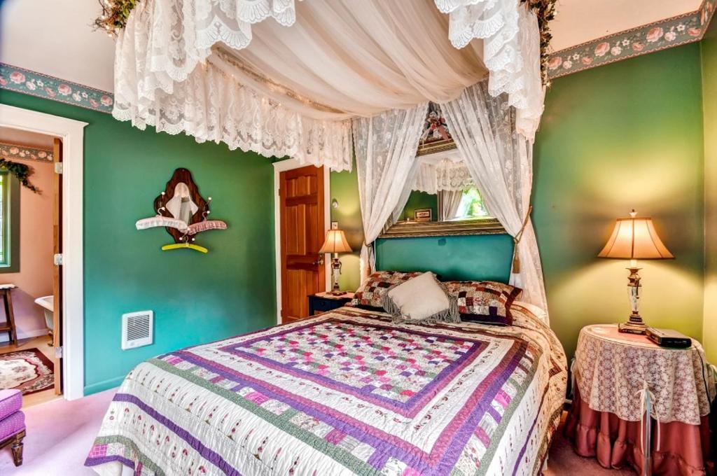 Astoria Painted Lady Historic Apt With River View! Ngoại thất bức ảnh