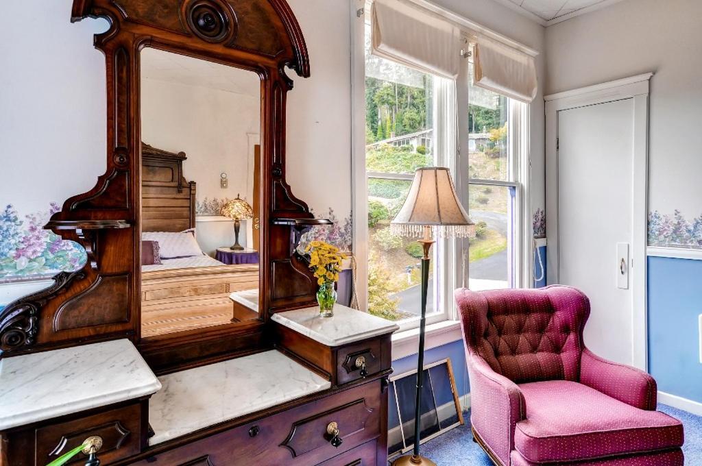 Astoria Painted Lady Historic Apt With River View! Ngoại thất bức ảnh